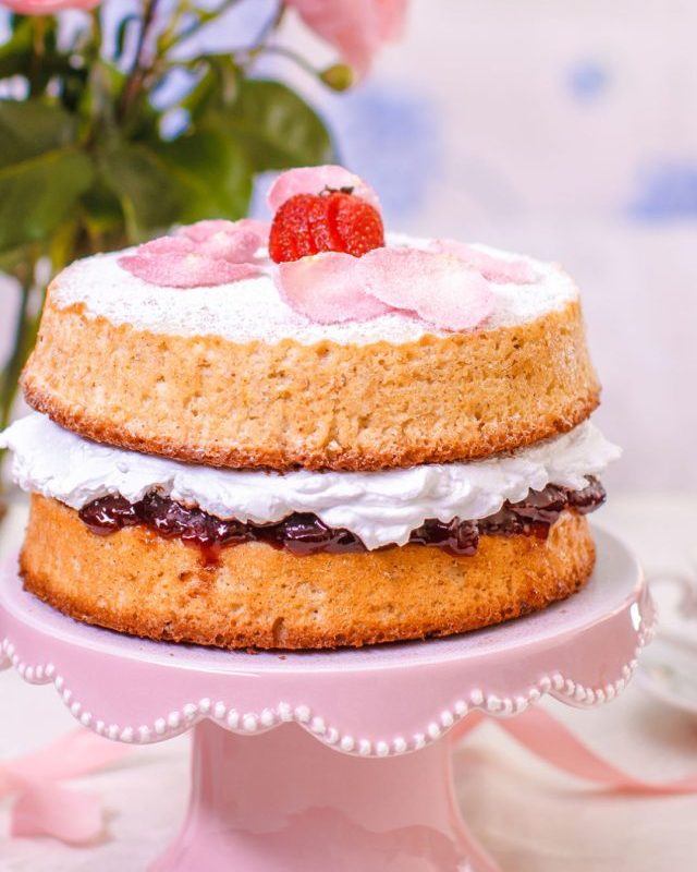 cropped-how-to-bake-a-victoria-sponge-cake-2.jpg